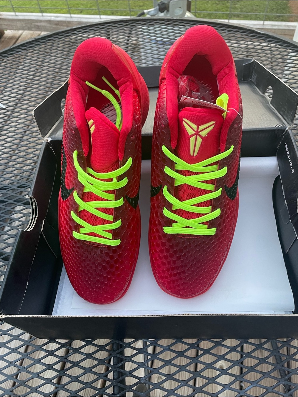 NIKE  KOBE 6  REVERSE GRINCH  NEW IN THE BOX